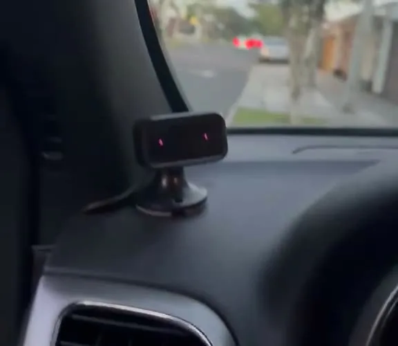 Cámara de conductor instalada sobre el tablero de un vehículo en Lima, con los dos infrarrojos encendidos.